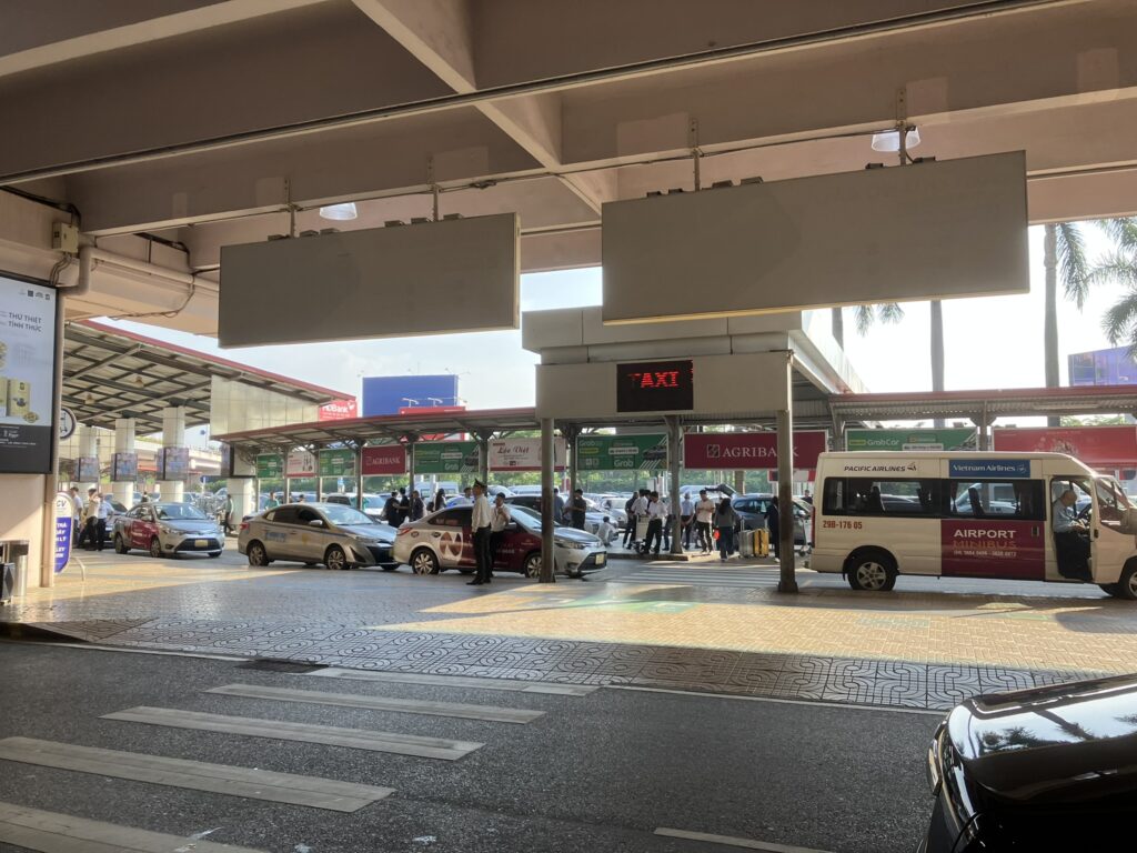 ノイバイ空港T1到着階にあるタクシー乗り場方向の電光掲示