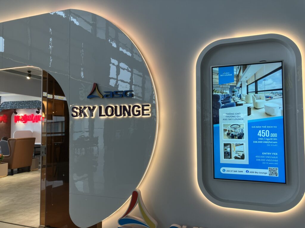 ASG Sky Lounge利用料金案内。大人450,000VNDの掲示