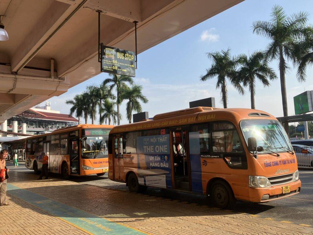 ノイバイ空港T1前で並ぶ68番ミニバスと86番エクスプレスバス