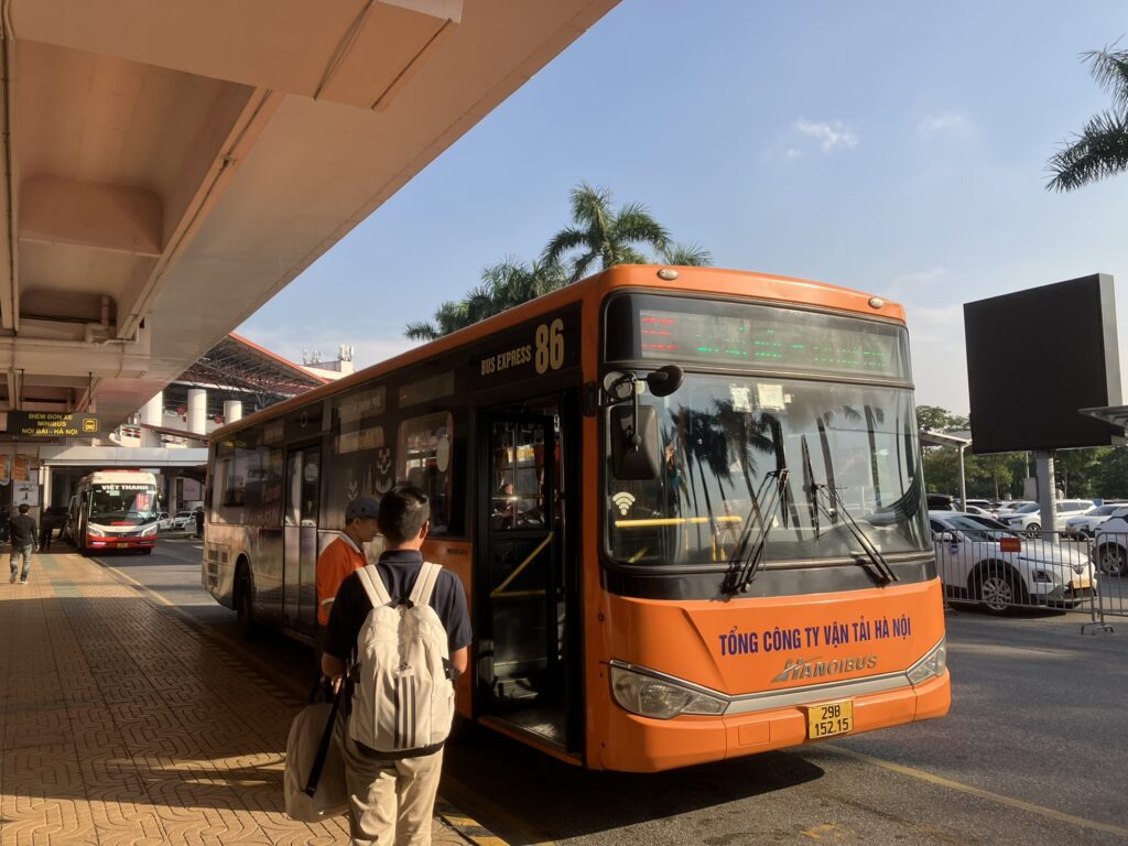 ノイバイ空港T1前の86番ハノイ駅行き空港エクスプレスバス