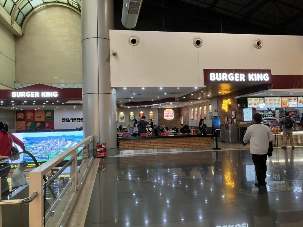 ノイバイ空港T1・3階のバーガーキングと飲食エリア