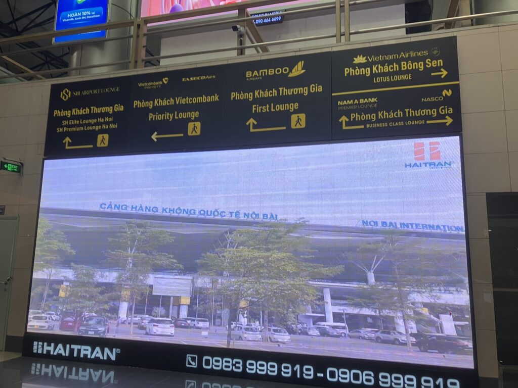 T1ラウンジフロアへの案内板（各ラウンジの方向を示すサイン）