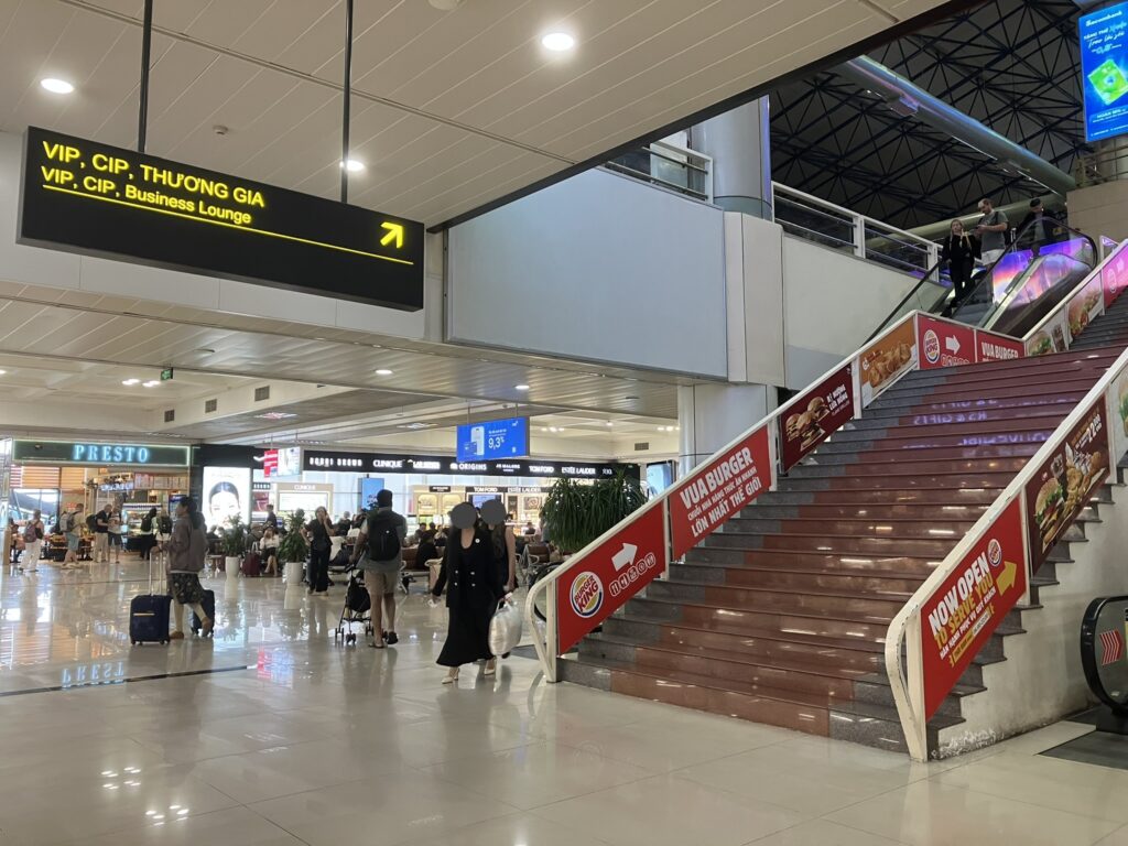 T1メイン棟の階段とエスカレーター（バーガーキング付近）