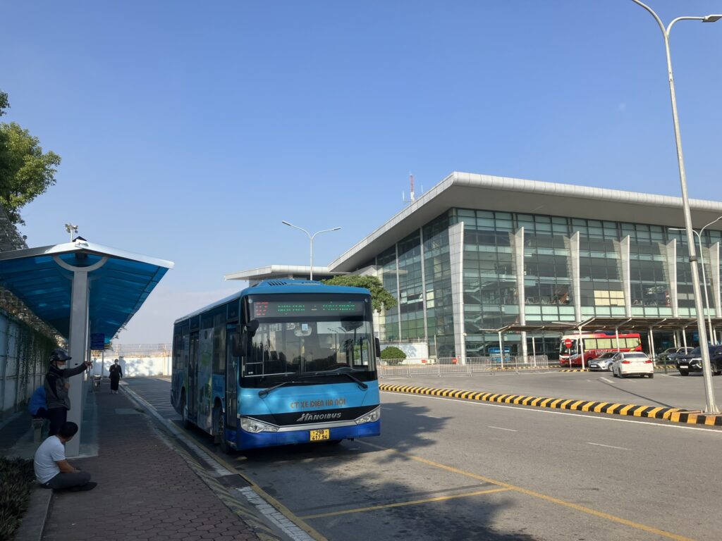ノイバイ空港T1を背景にしたローカルバス乗り場の全景