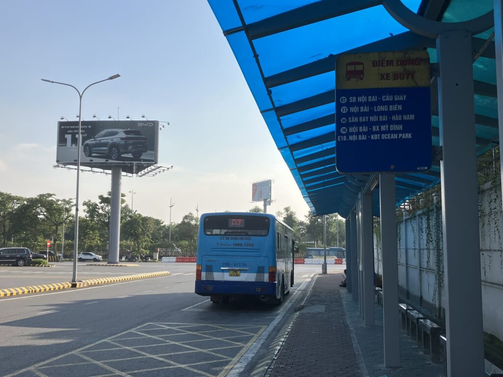 ノイバイ空港T1西側のローカルバス乗り場と路線表示