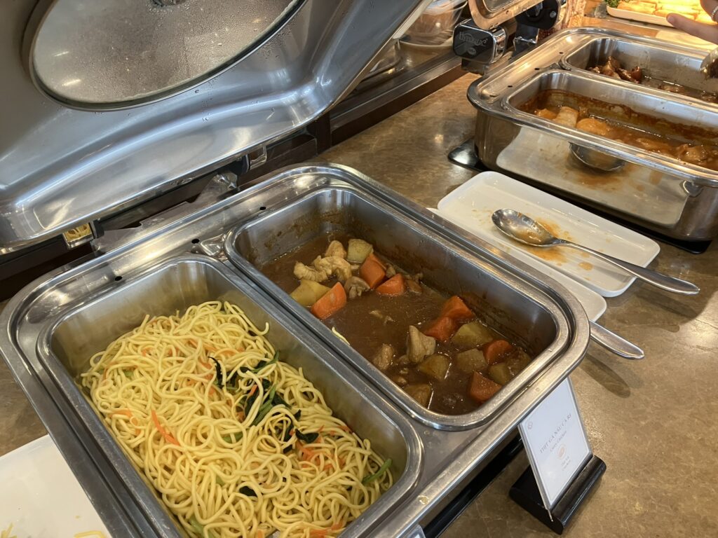 SH Premium Loungeの温かい料理（焼きそばとチキンの煮込み）