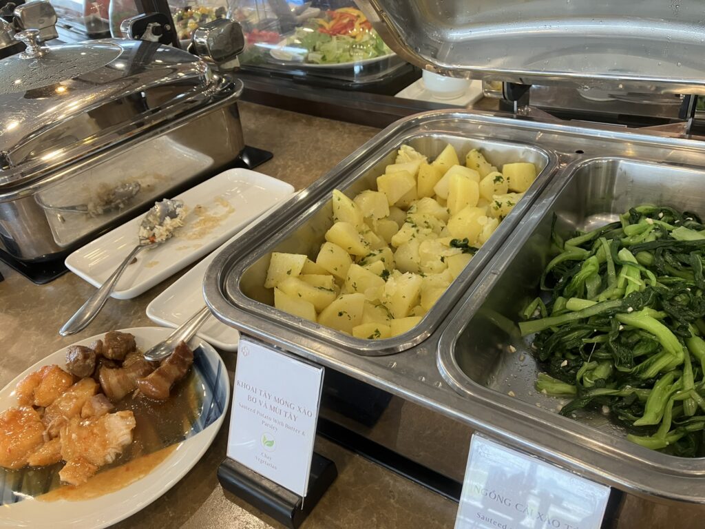 SH Premium Loungeのホットミール（ポテトと青菜の炒め）