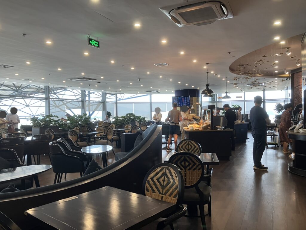 SH Premium Loungeの広い客席エリアとビュッフェ全景