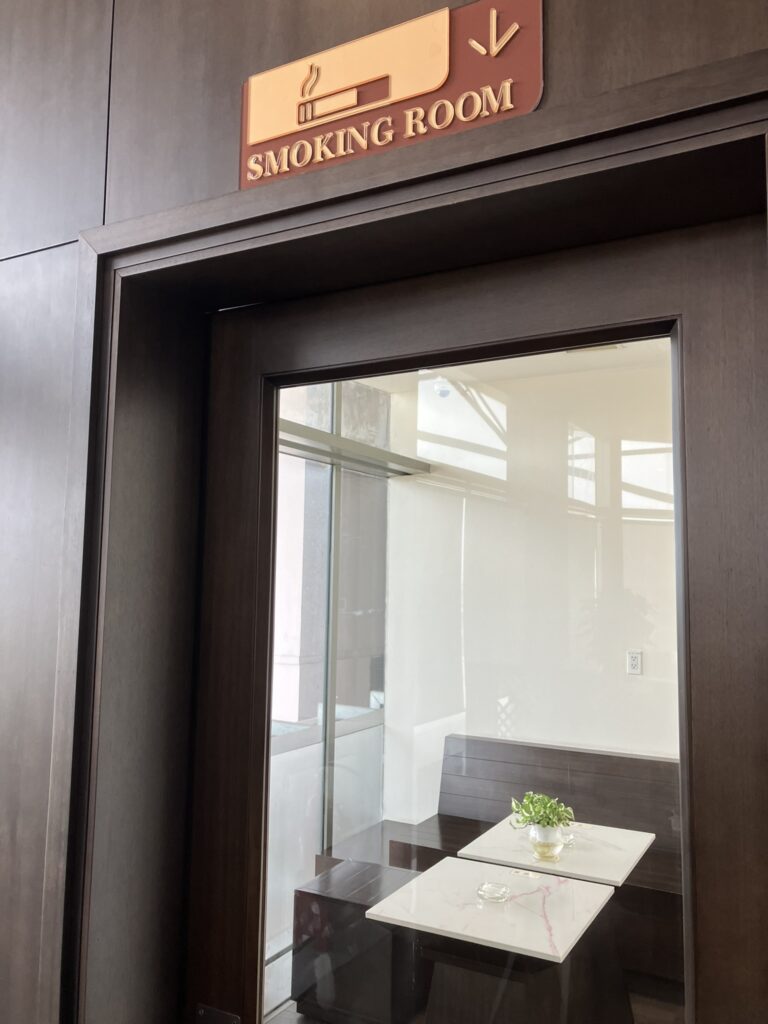 SH Premium Loungeの喫煙室入口