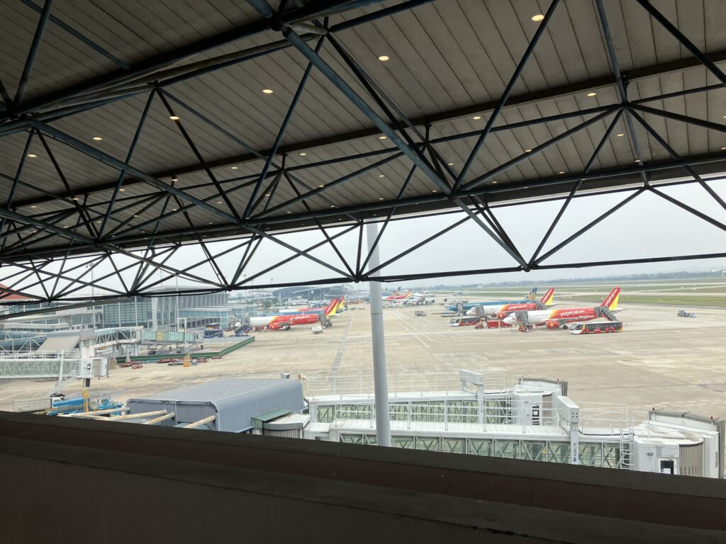 SH Premium Loungeから見える駐機場とVietJet機