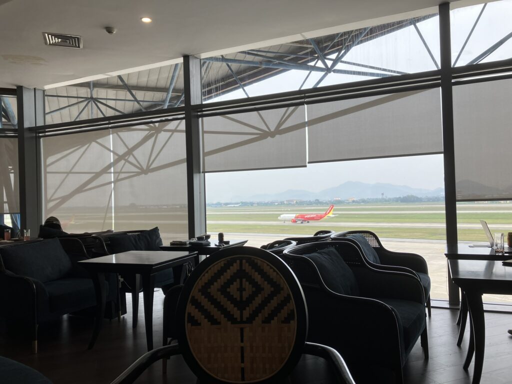 ラウンジ席から見た滑走路と山並みの景色