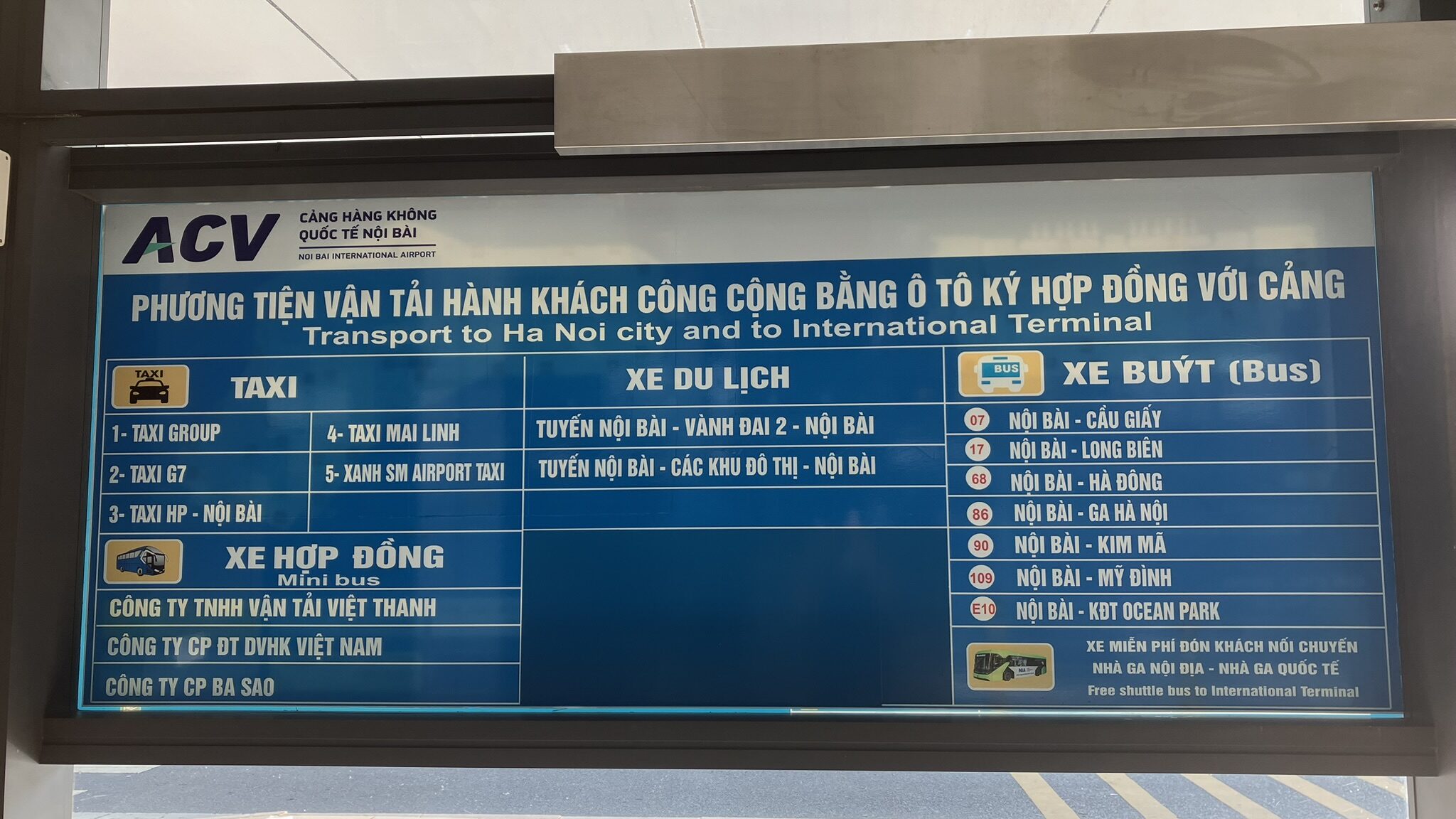 ノイバイ空港T1のタクシー・ミニバス・バス路線一覧案内板