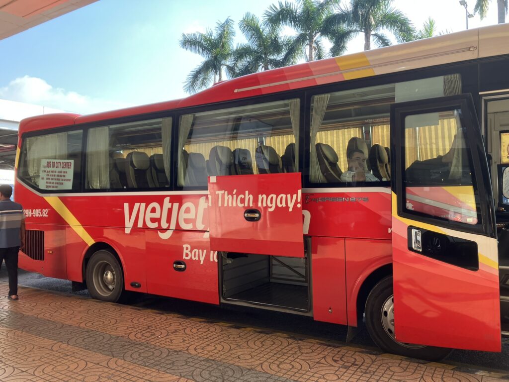 ノイバイ空港T1前に停車するVietJet Air提携の市内バス