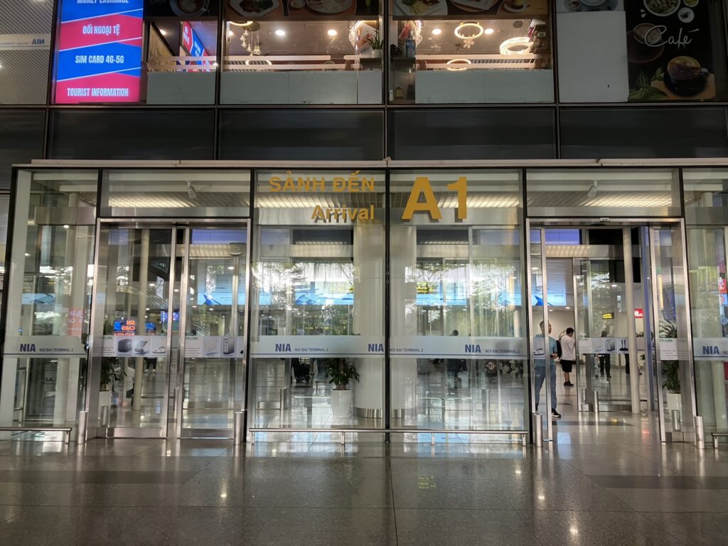 ノイバイ空港T2の到着口A1の様子（国際線到着階）