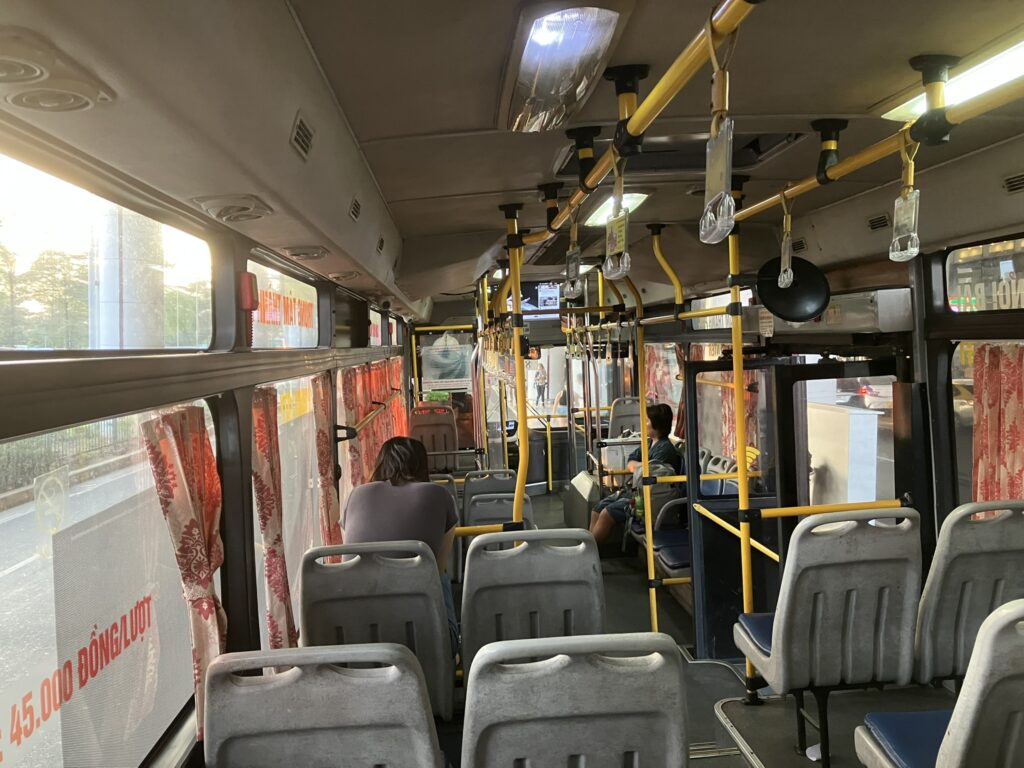 86番バスの車内（スーツケース置場あり）