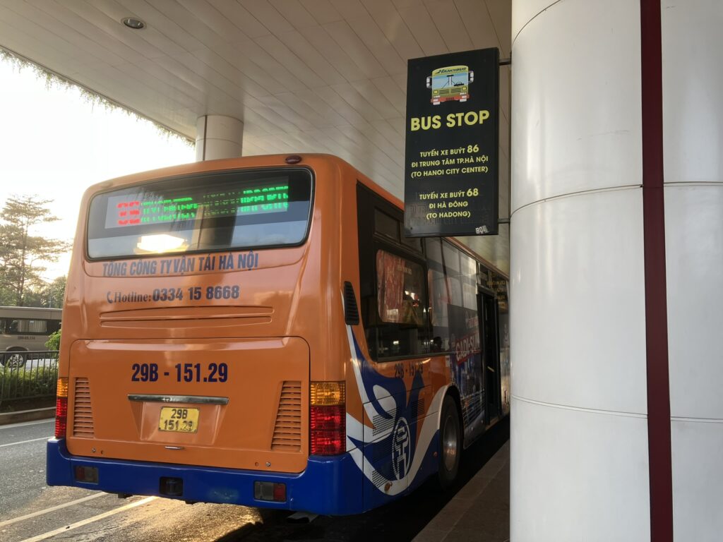 86番バス停を背面から見た様子とバスストップの看板