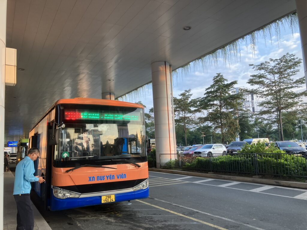 仮停留所に停車する90番バス