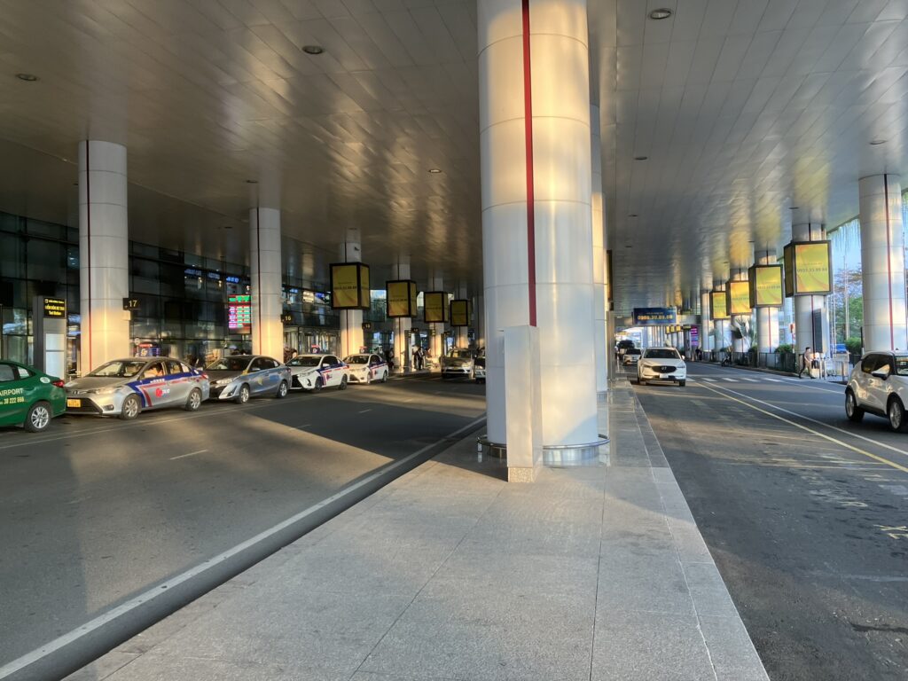 工事期間中の90番仮設バス停（柱17付近）