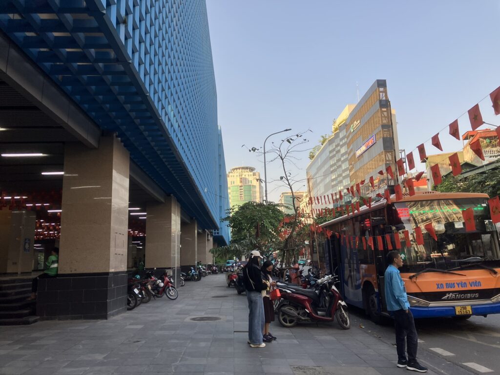 終点のHao Nam通りに停車する90番バス。左にはメトロ2A号線のCat Linh駅がある。