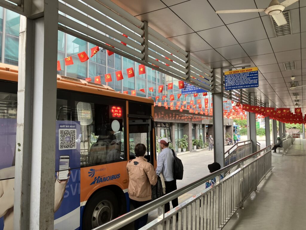 Kim Maバスステーションに停車する90番バス。