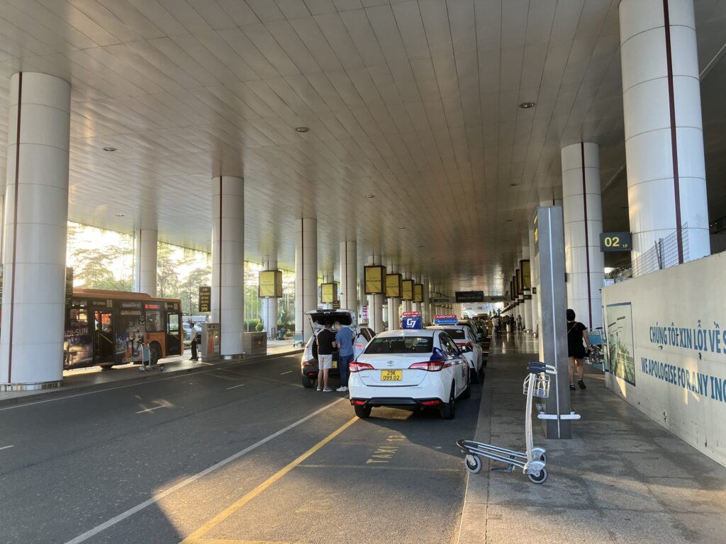 ノイバイ空港T2前の86番バスとタクシーエリア