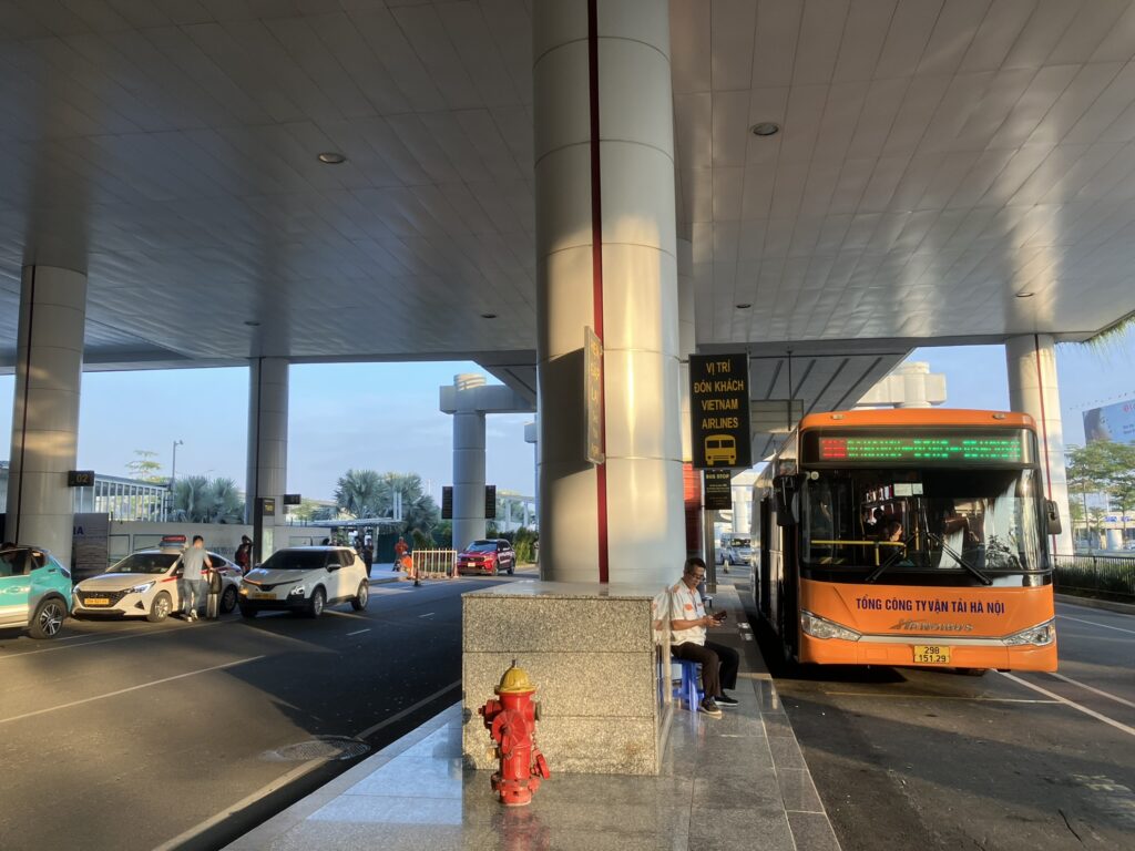 86番バスがT2前で待機する様子