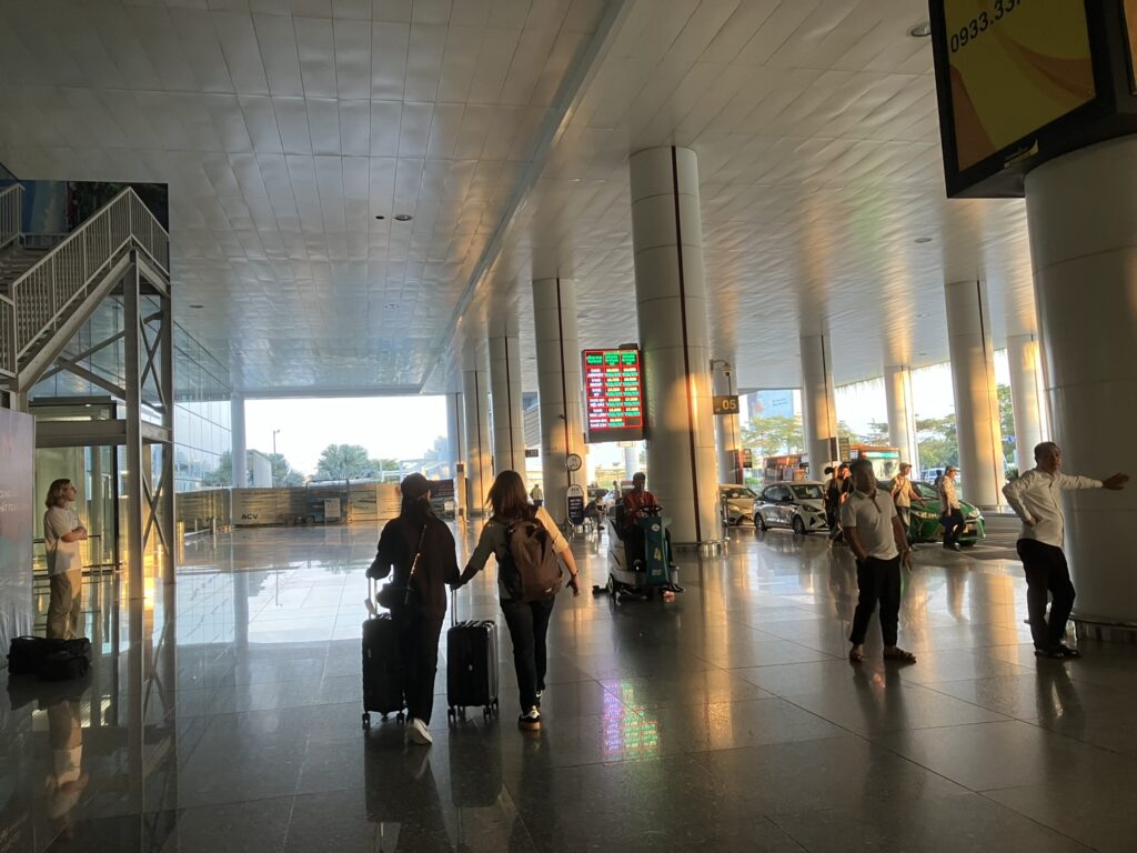 ノイバイ空港T2のタクシー待機場所の様子と料金掲示板