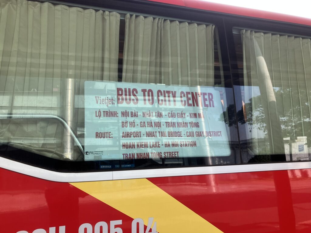 ハノイ市内へ行くVietjetバスの外観と行き先ガイド