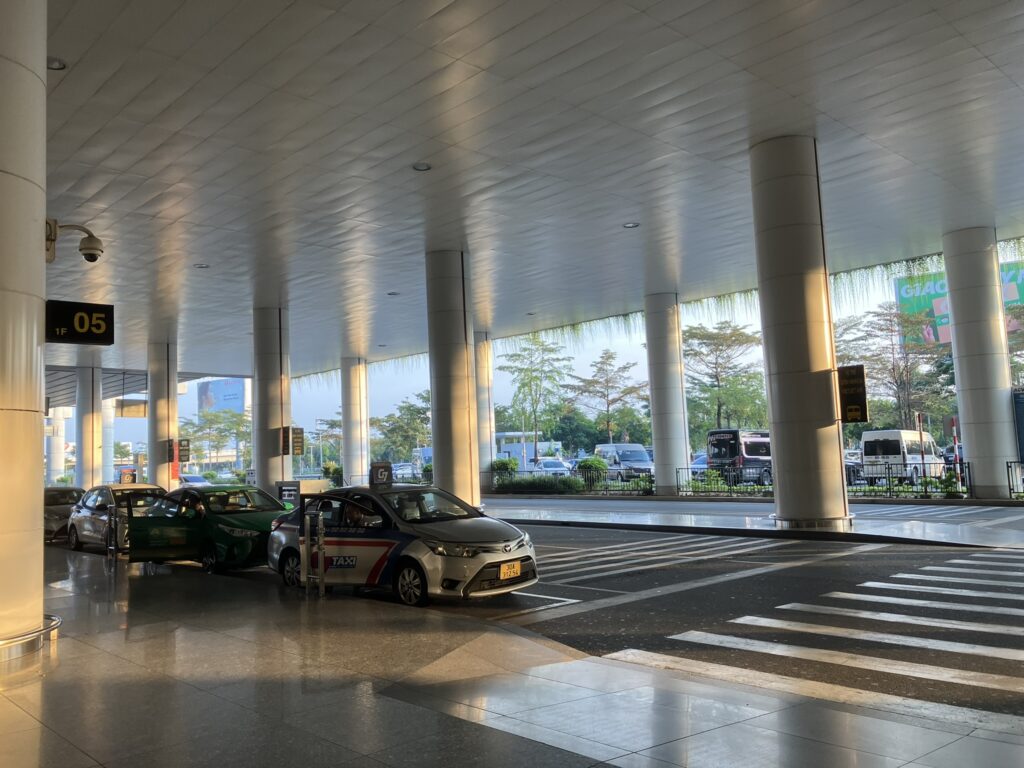 T2到着階から見た86番バス乗場方面