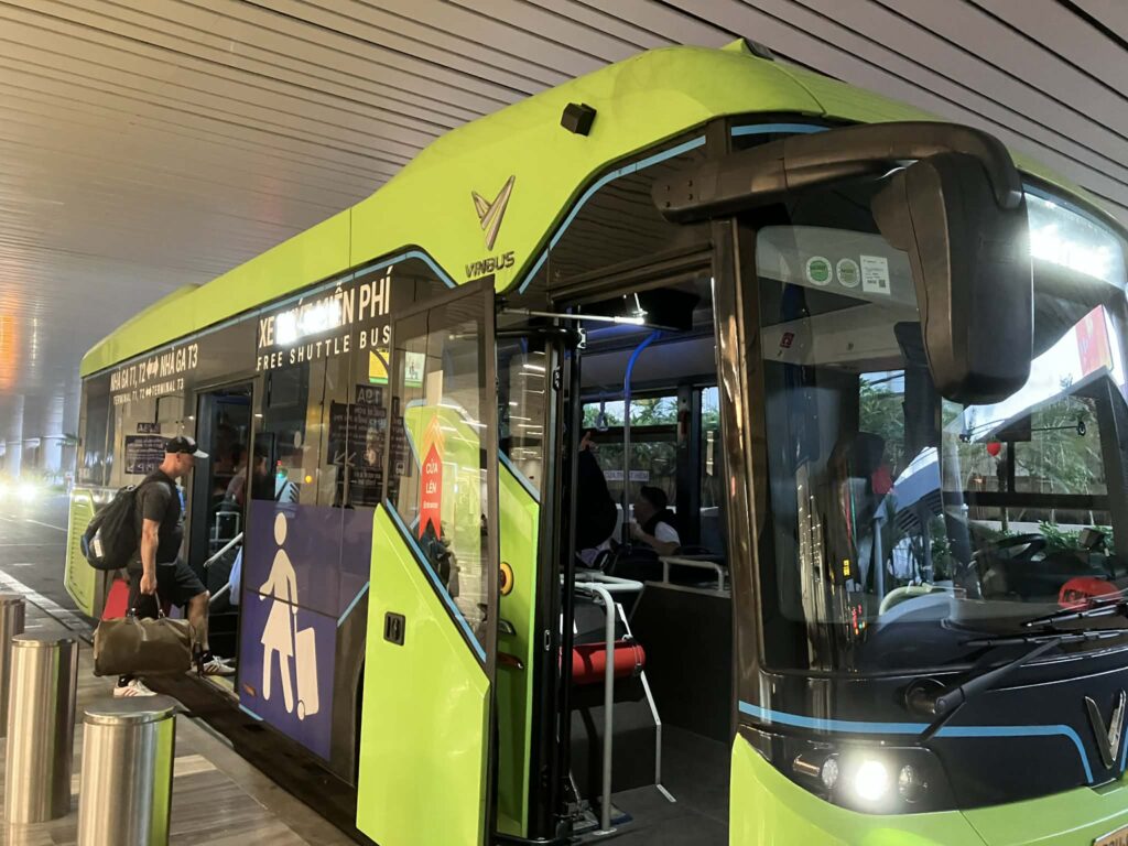 タンソンニャット空港の無料シャトルバス(VinBus)車両外観
