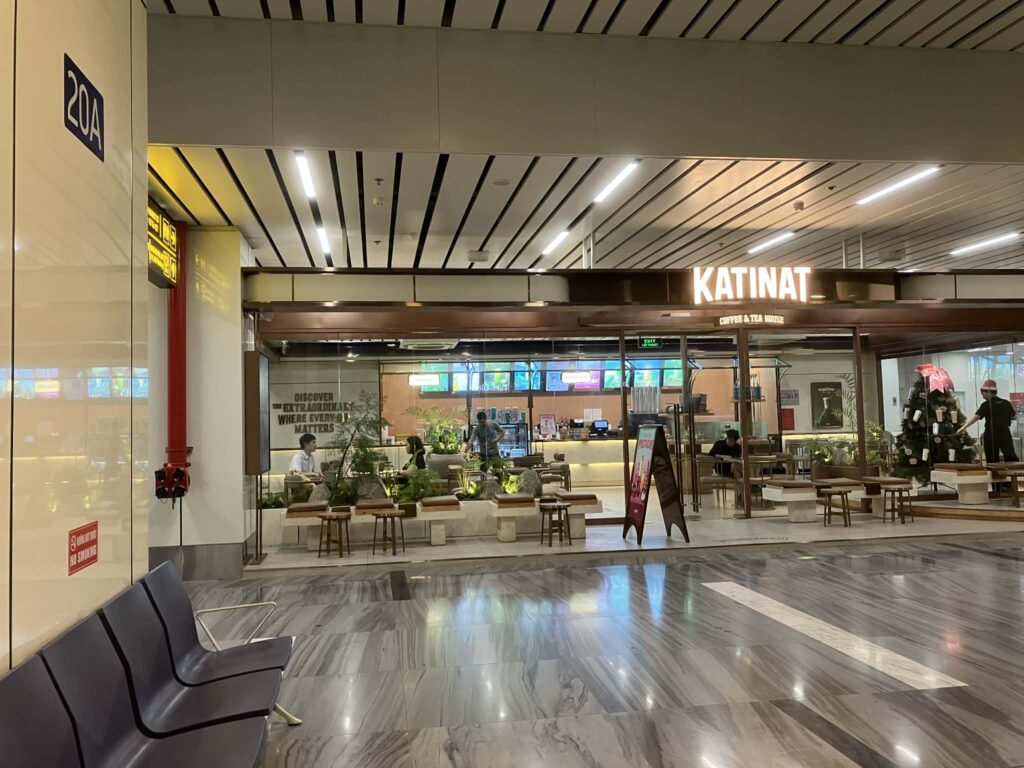 タンソンニャット空港T3ターミナル内カフェ付近(シャトルバス動線)