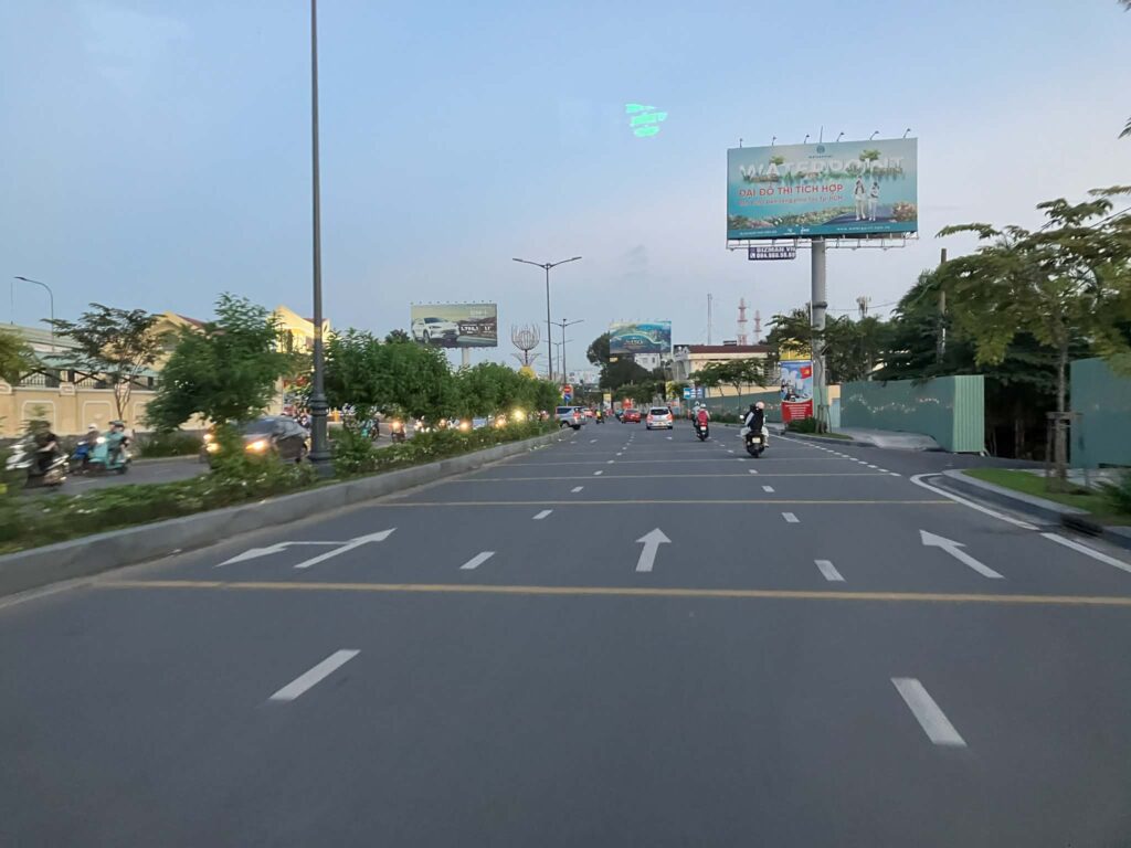 タンソンニャット空港周辺の一般道路を走行する無料シャトルバス