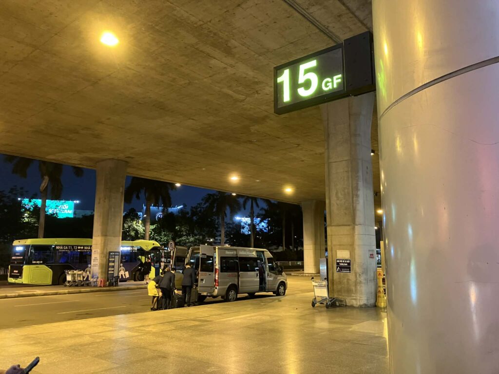 タンソンニャット空港T2の柱番号15付近にあるシャトルバス乗り場