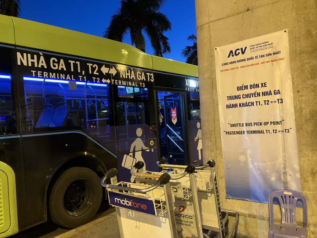タンソンニャット空港T2のターミナル間シャトルバスの公式案内表示