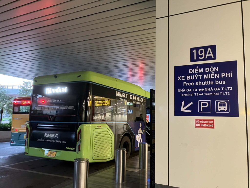 タンソンニャット空港ターミナル3に到着する無料シャトルバス