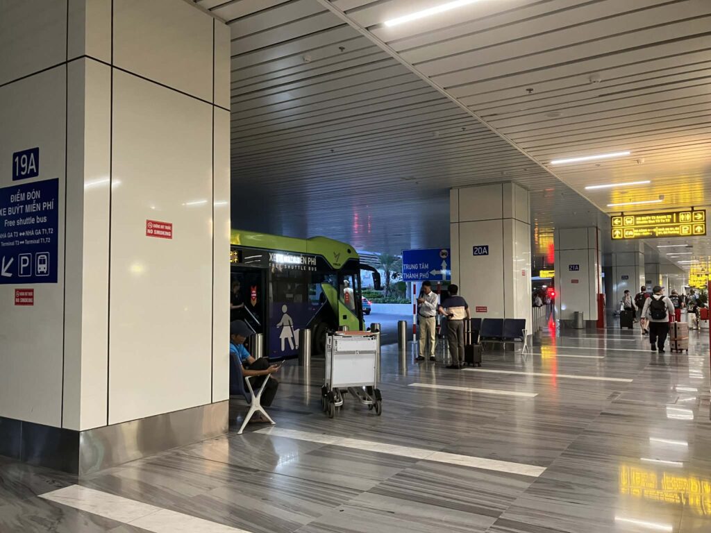 タンソンニャット空港ターミナル3の無料シャトルバス乗り場
