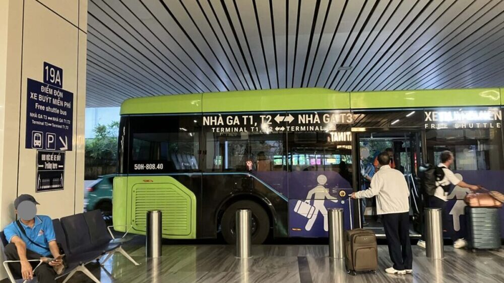 タンソンニャット空港T3の柱19A前に停車する、T1・T2とT3を結ぶ無料シャトルバス(VinBus)側面の様子