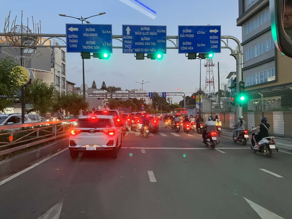 タンソンニャット空港周辺道路の渋滞状況(夕方)
