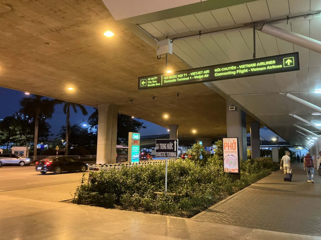 タンソンニャット空港ターミナル3からターミナル1へ向かう徒歩ルート