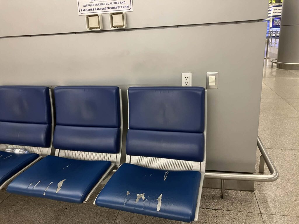 タンソンニャット空港T2出発階に設置された電源コンセント