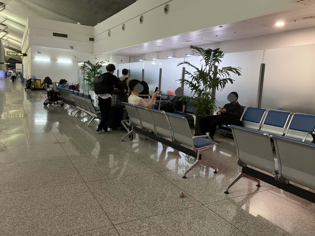 タンソンニャット空港T2出発階で待機する利用者の様子