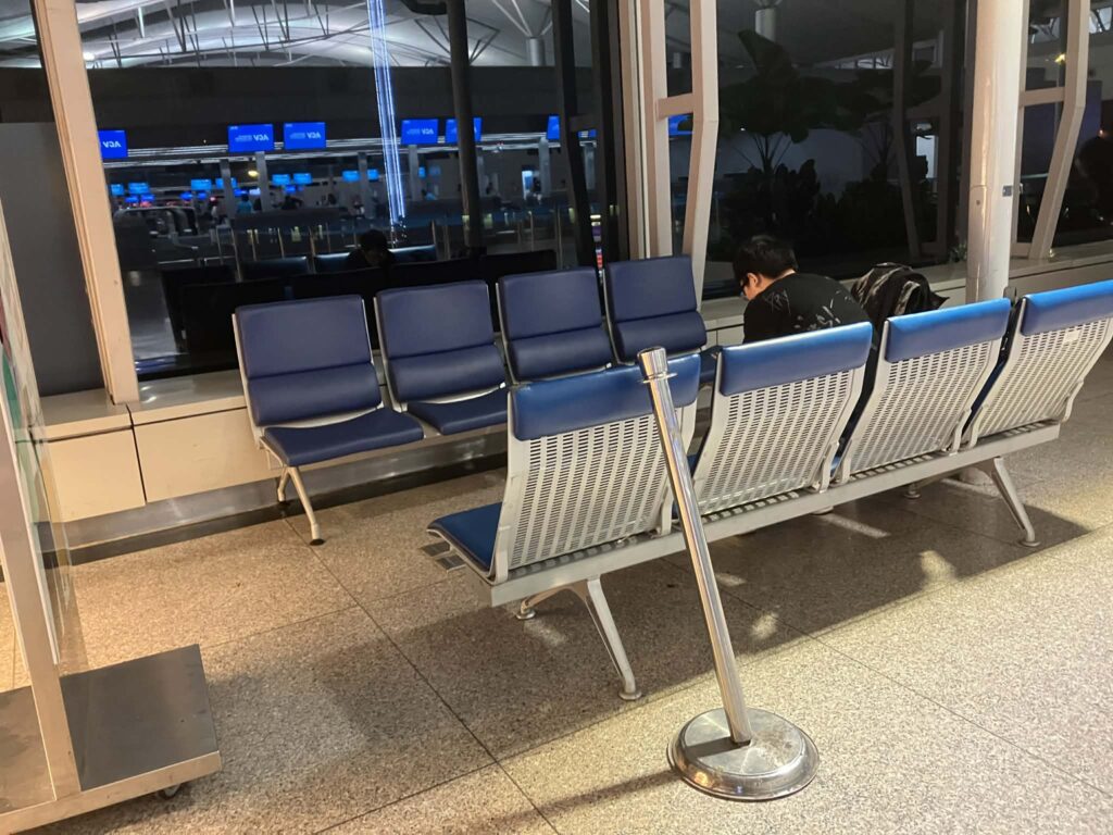 タンソンニャット空港T2出発階のベンチ