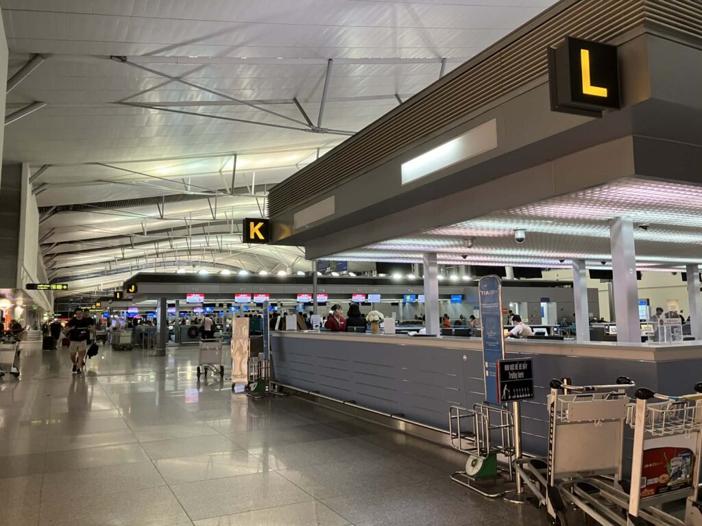 タンソンニャット空港T2出発階チェックインカウンター周辺