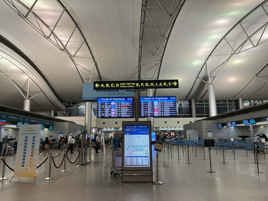 タンソンニャット空港T2国際線出発階の中央エリア