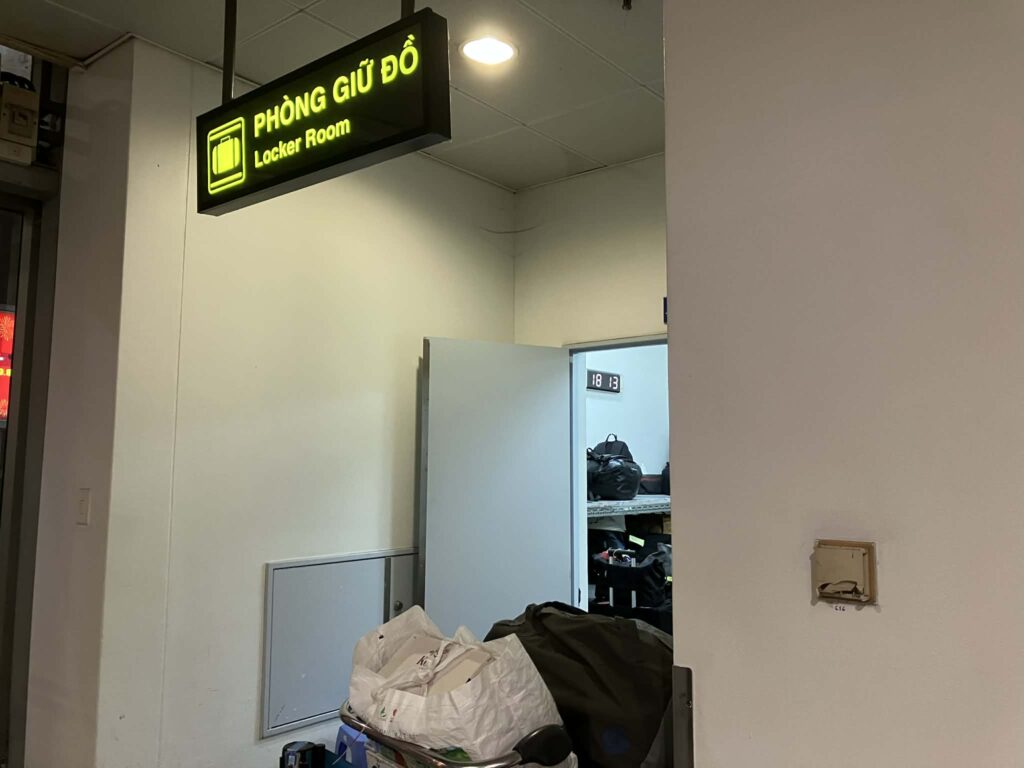 タンソンニャット空港T2到着階の荷物一時預かりサービス