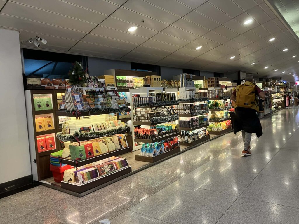タンソンニャット空港T2出発フロアの店舗エリア
