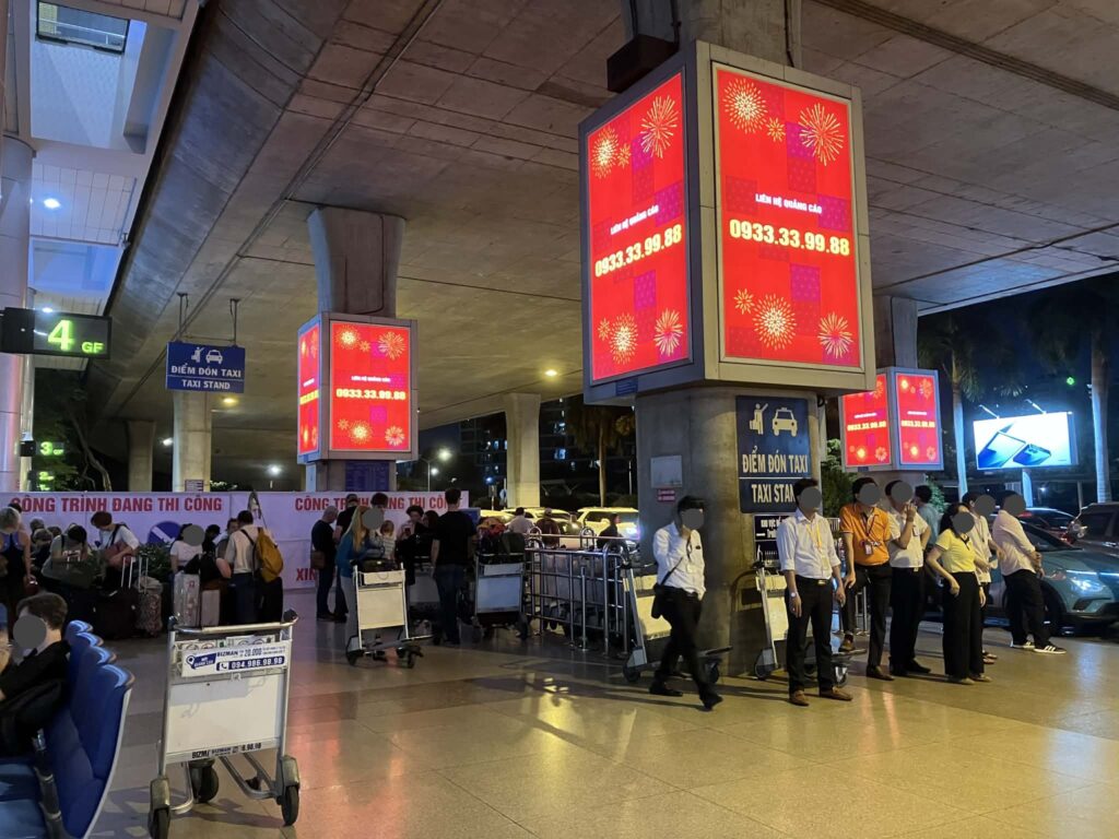 タンソンニャット空港T2到着階のタクシー乗り場