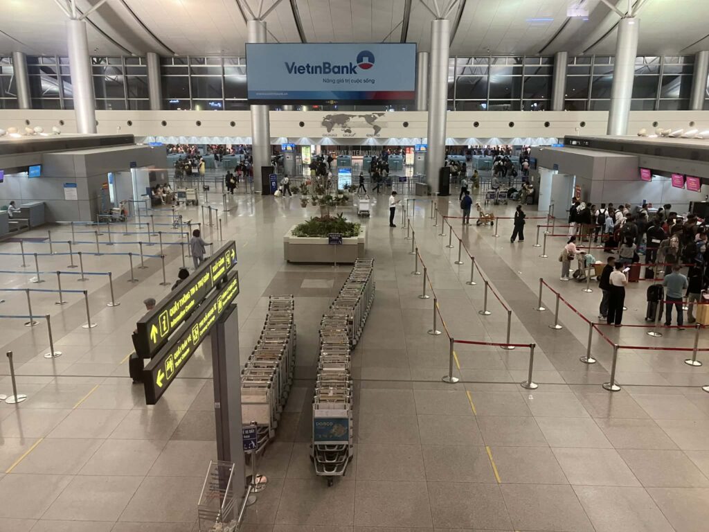 タンソンニャット空港T2出発階をWell-Wishers Galleryから見下ろした様子