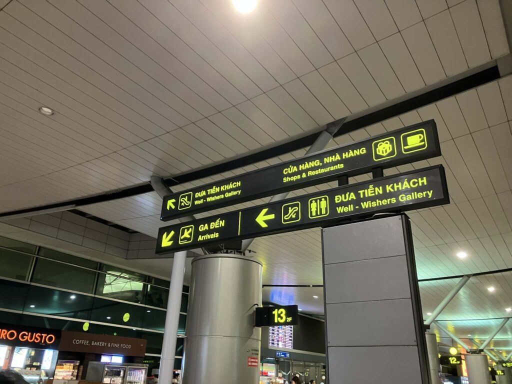 タンソンニャット空港T2の出発階にあるWell-Wishers Galleryへの案内。柱番号13からアクセス可能