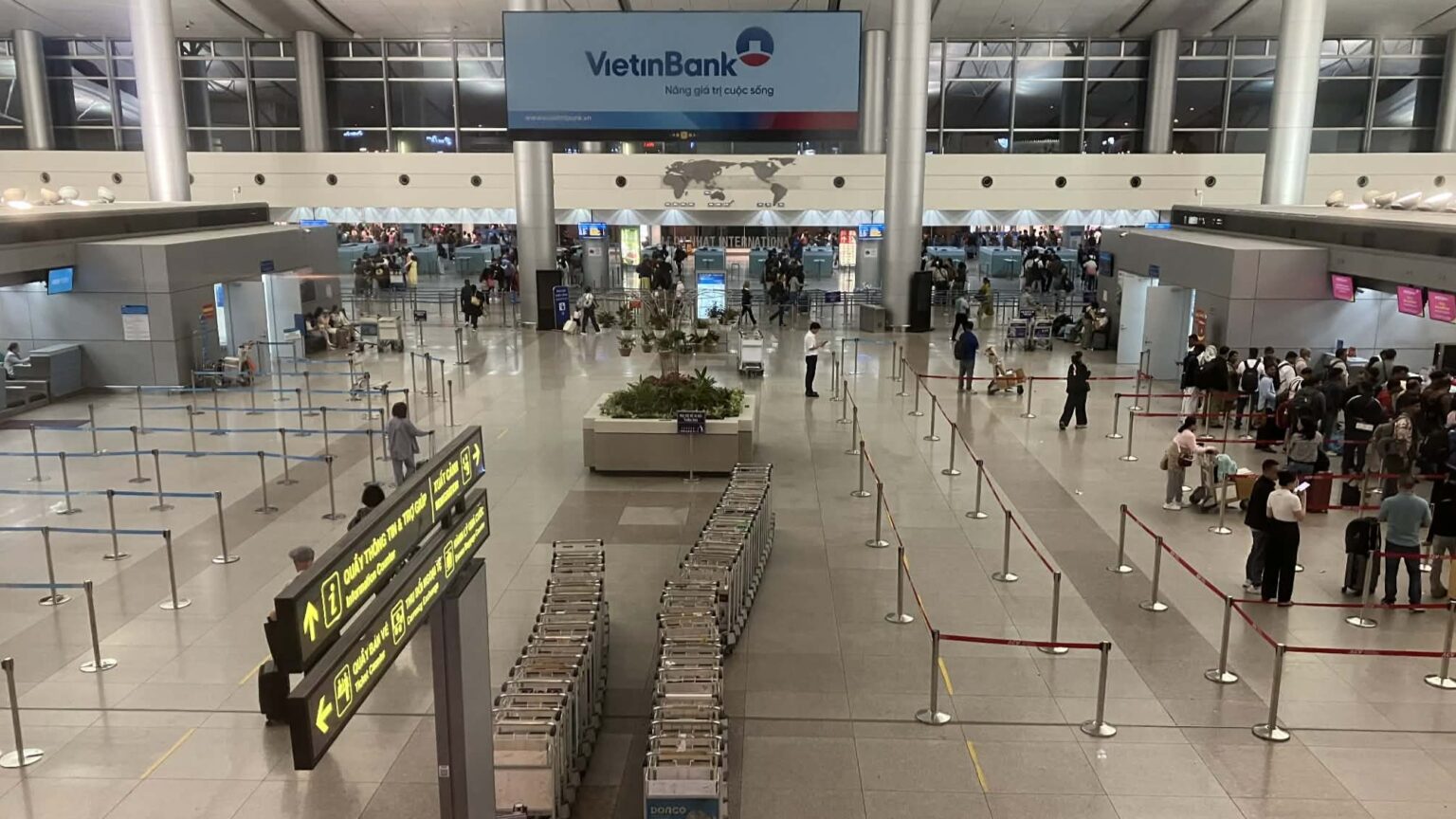 タンソンニャット空港ターミナル2の出発階を上階から見下ろした様子（Well-Wishers Gallery付近）